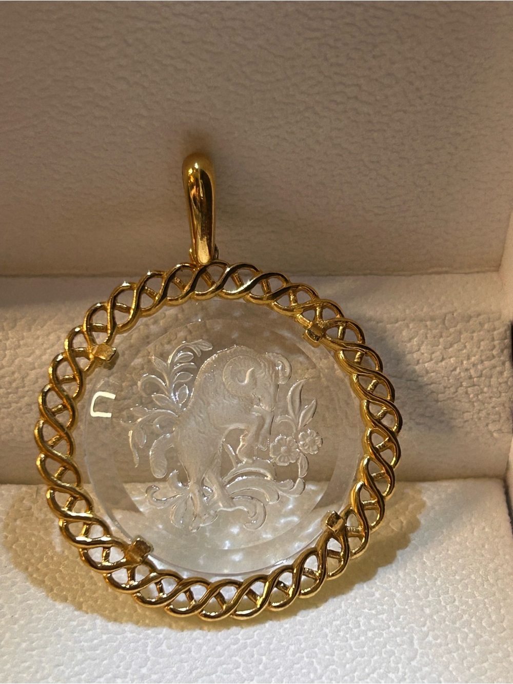 Golden TRIFARI Ram Intaglio Pendant Etched Glass Aries Zodiac - Picture 9 of 9